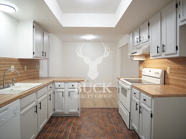 1628 Kavel Dr — Photo 16