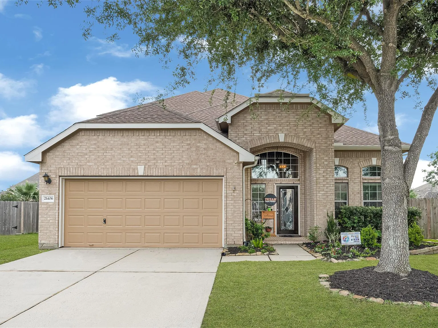 4 bed, 3.5 bath, 2942 sqft, $3,000 — Photo 2