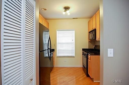 5th image of 3209 W Argyle St APT 2S