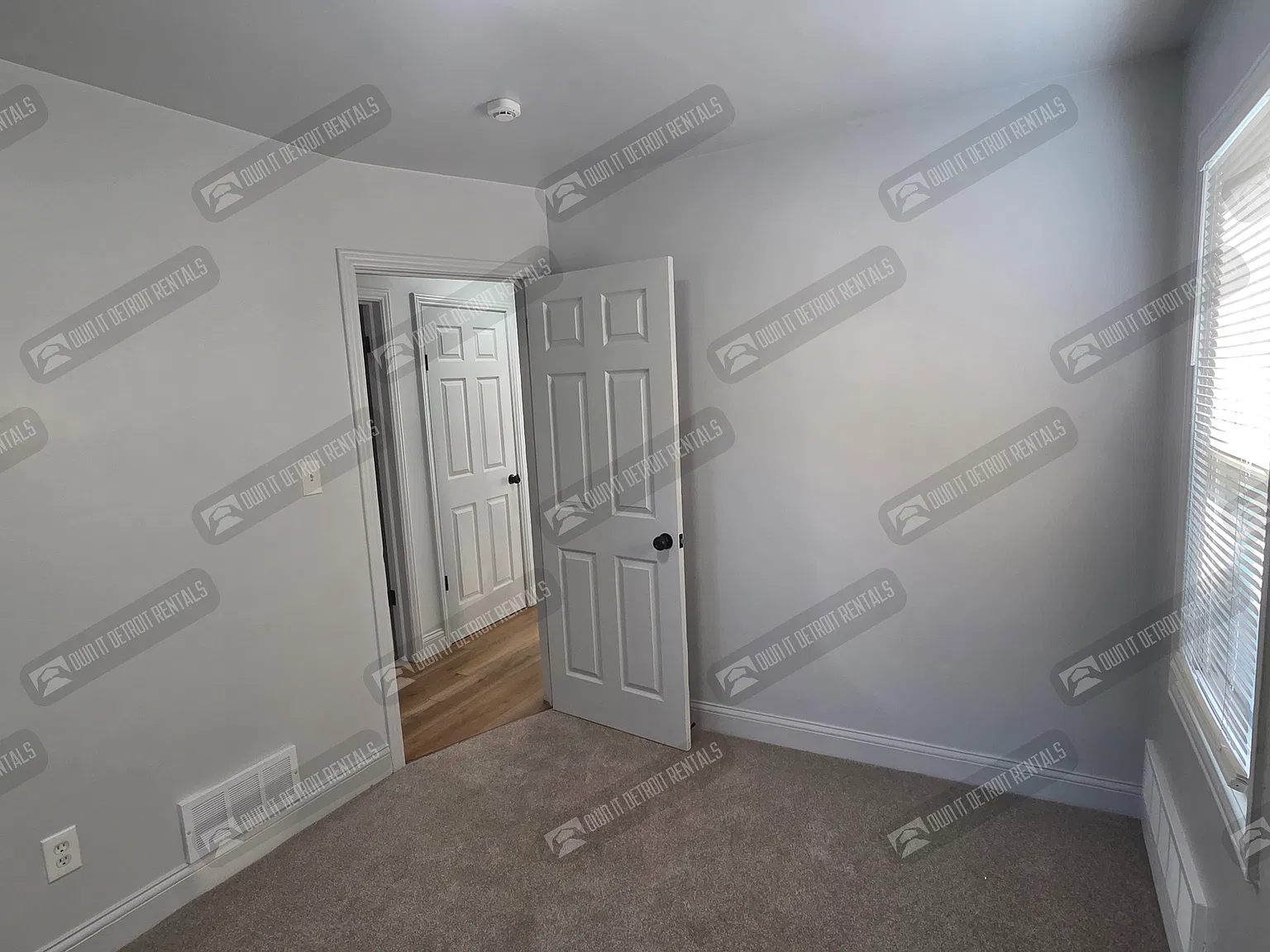 House - Bungalow — Photo 3