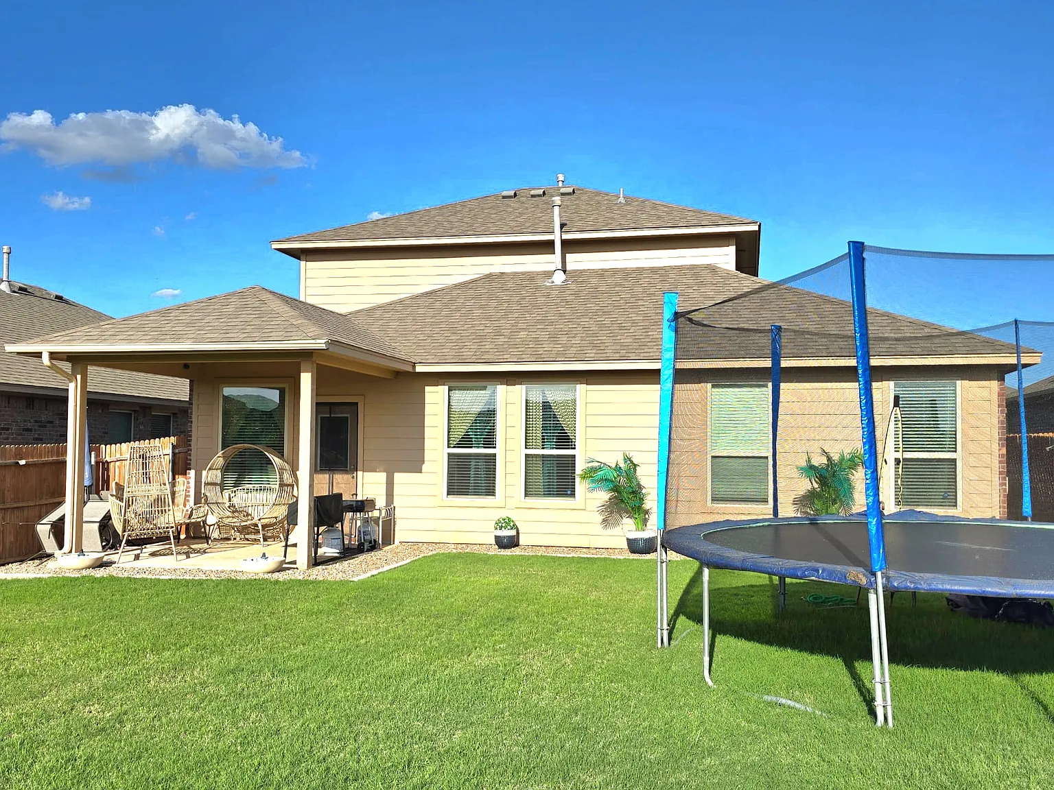 4 bed, 2.5 bath, 2017 sqft, $2,500 — Photo 4