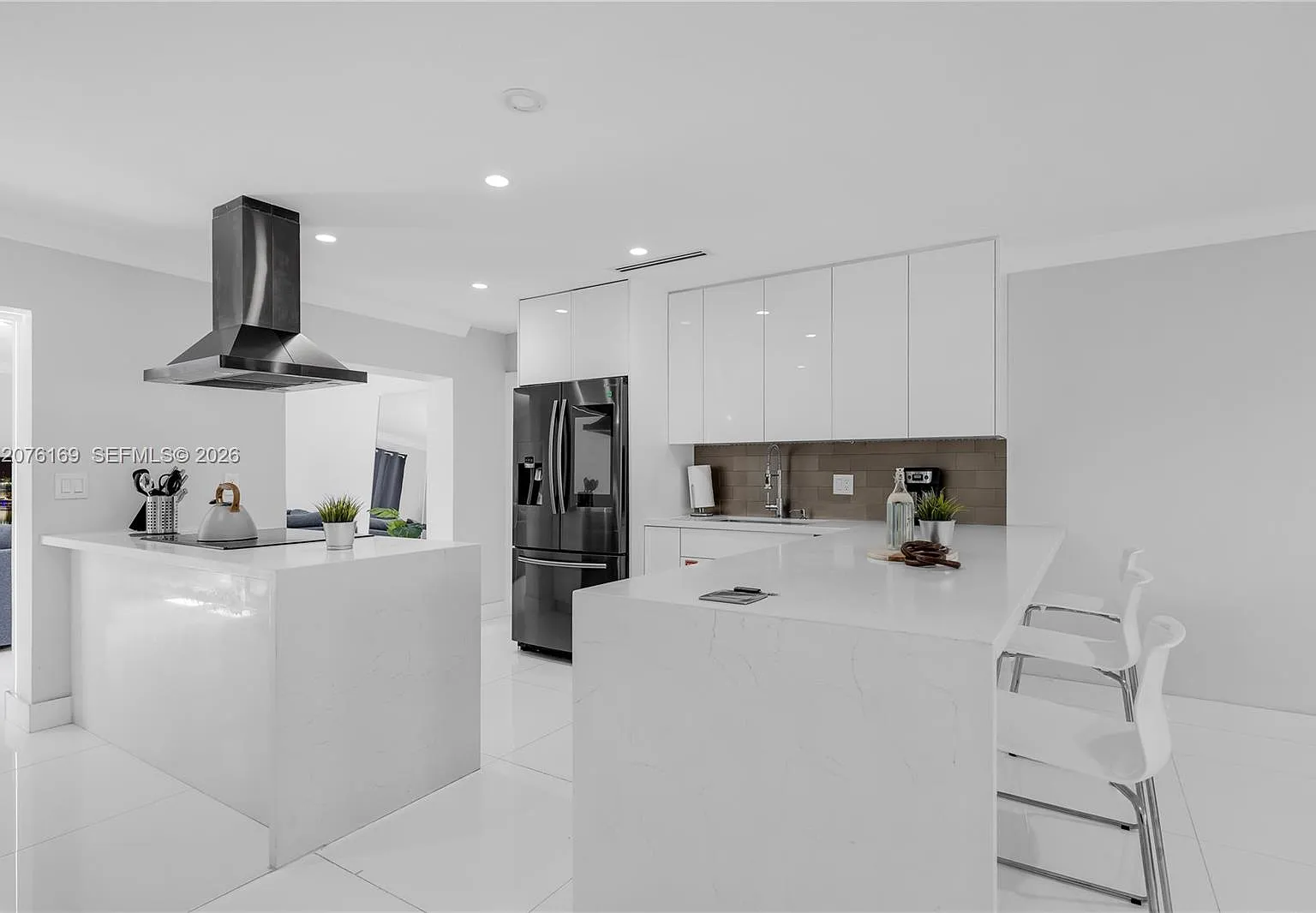 4 bed, 1938 sqft, $5,200 — Photo 1