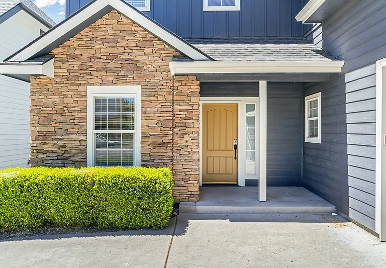 552 E Whitney Ct — Photo 4