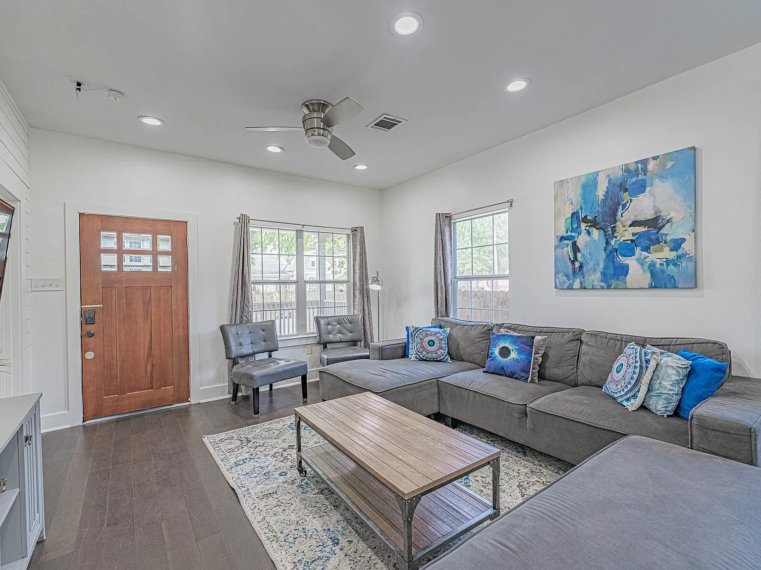3 bed, 2.0 bath, 1344 sqft, $2,000 — Photo 2