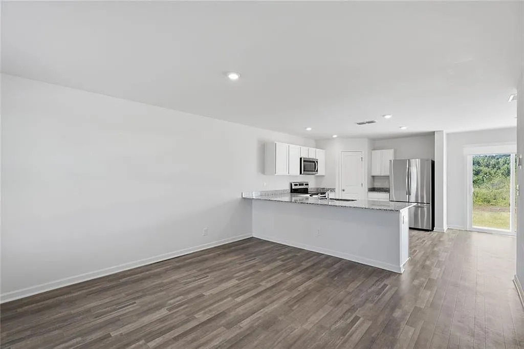 4 bed, 3.0 bath, 1774 sqft, $2,500 — Photo 3