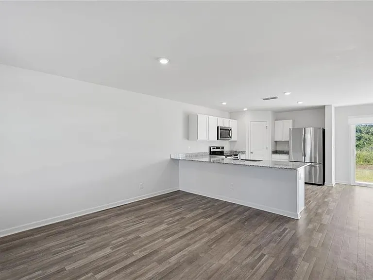 133 Oxford Ln — Photo 3