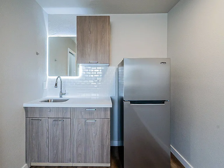 Sunset Sound Studio Apartments — Photo 5