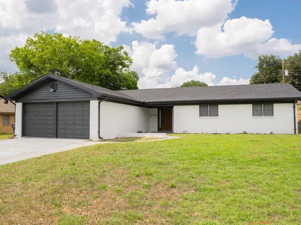 228 Hallbrook Dr, Fort Worth, TX 76134