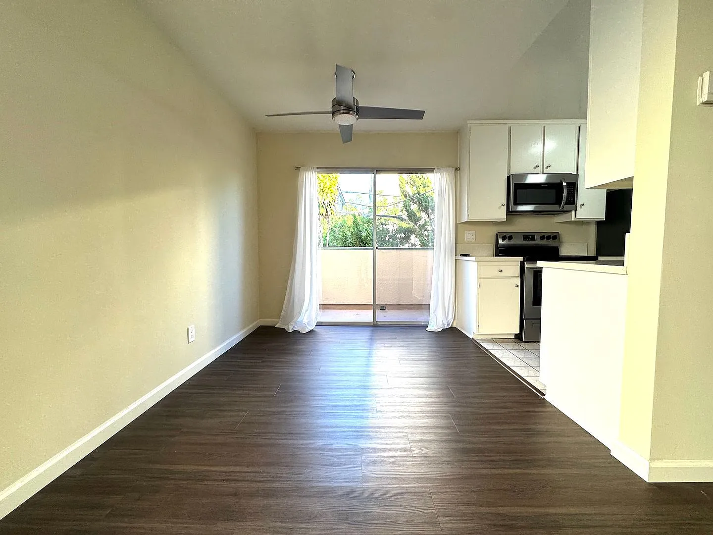 1124 N Olive Dr — Photo 4