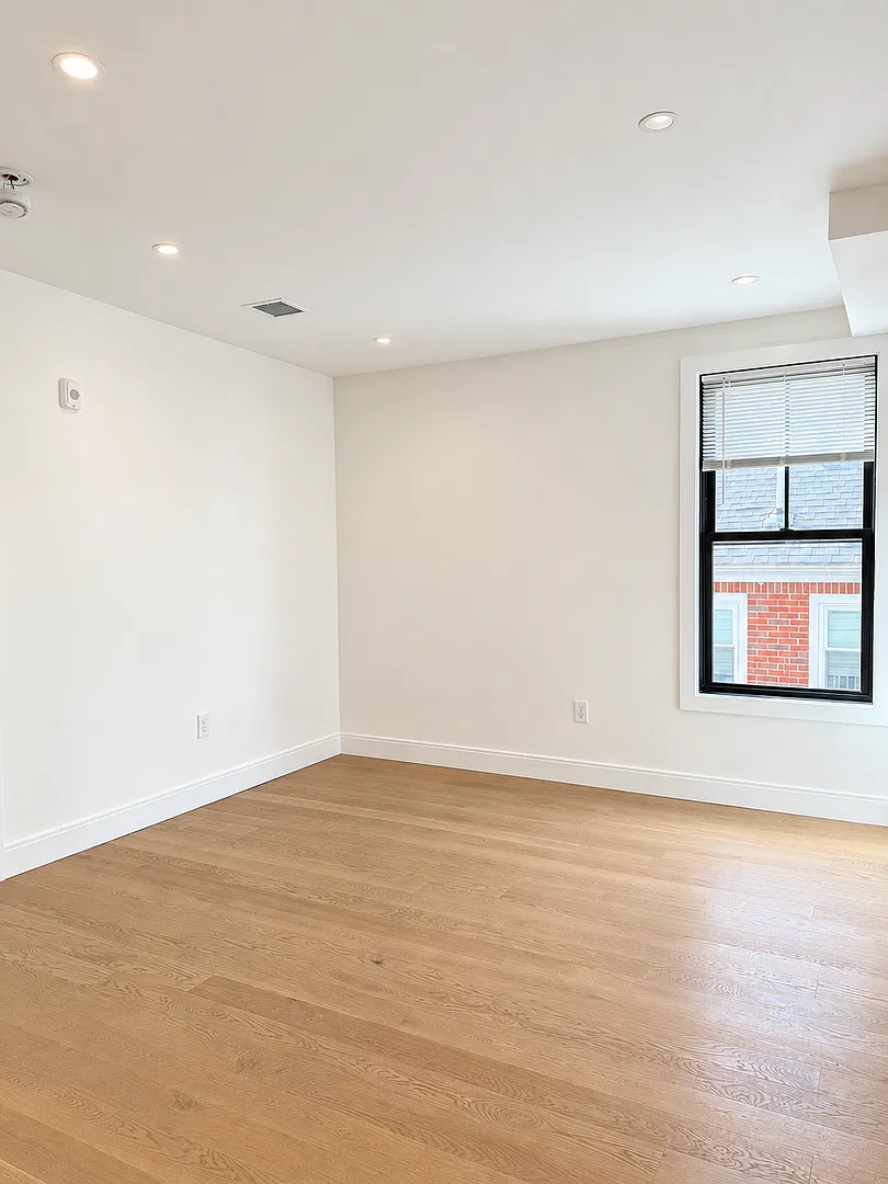 Charming 2 Bedroom- No Broker Fee — Photo 4