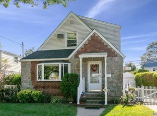 180 Floral Pkwy, Floral Park, NY 11001