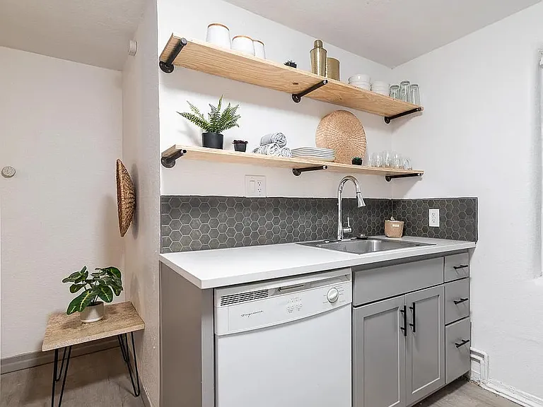 221 Girard Blvd SE #2F — Photo 14