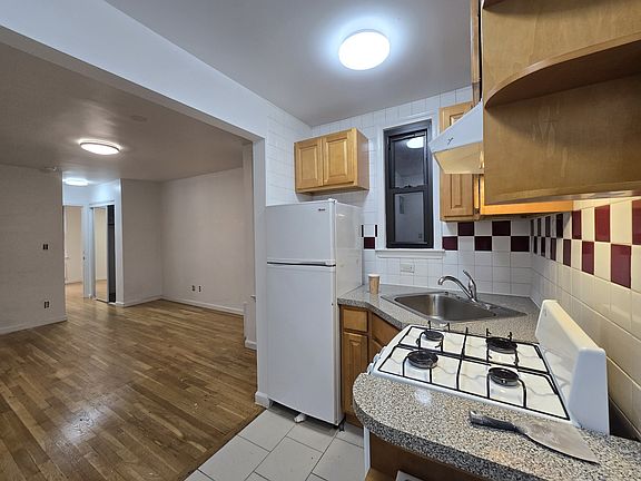 5th image of 216 E 29th St APT 3H