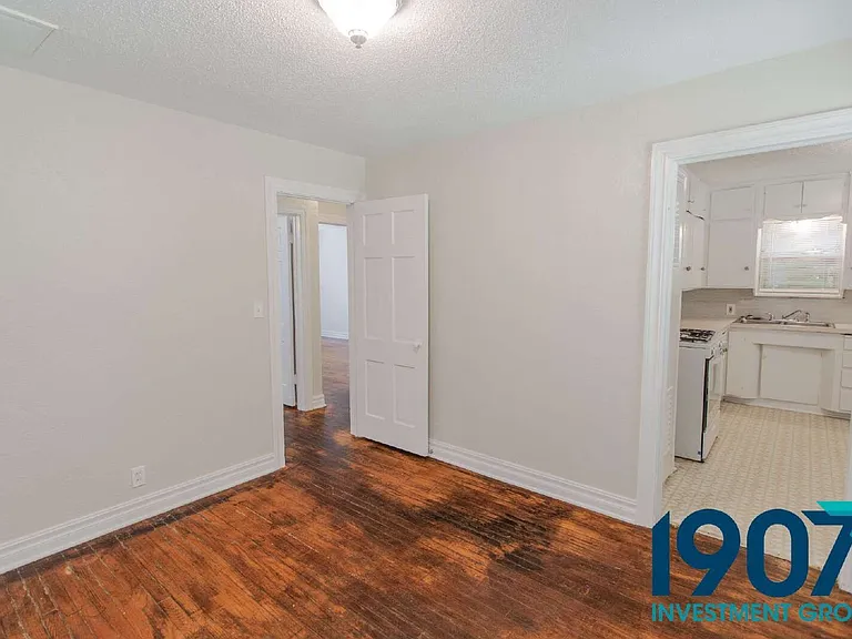 2321 NE 25th St — Photo 9