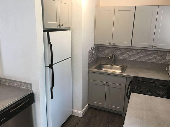 3rd image of 2025 Bellevue Way NE