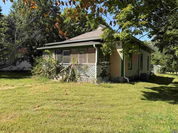 437 Whiting St, Whiting, KS 66552