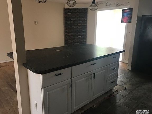 4th image of 307 Parkwood St