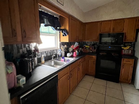 3rd image of 1413 NW 91st Ter