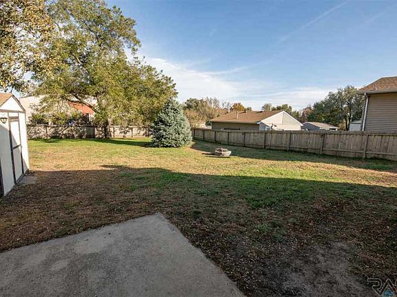 4th image of 204 S Oaks Ave