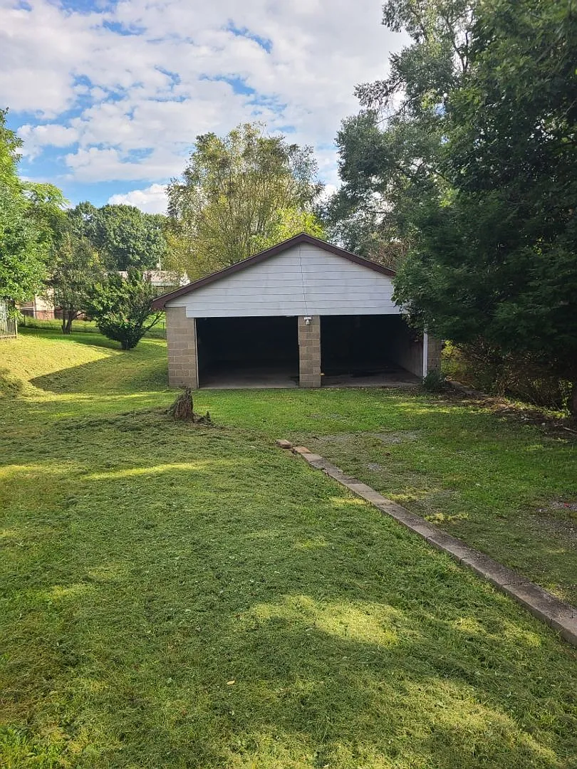 3 Bedroom 1 Bath Single Family House in North Pittsburgh's Floreffe Neighborhood — Photo 1