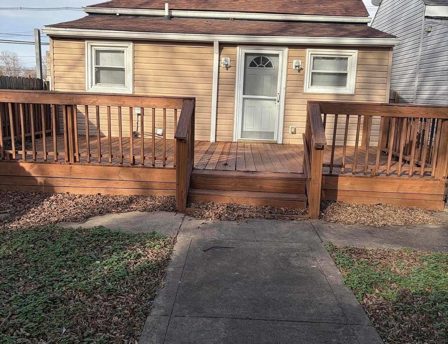 3 bed, 1.0 bath, 1112 sqft, $1,300 — Photo 3