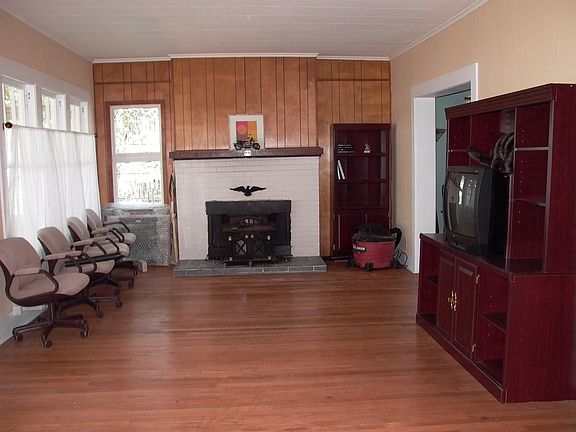 Living Room/ Fireplace