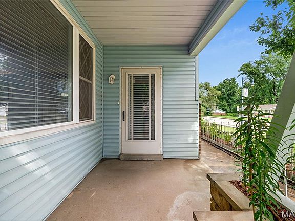 3rd image of 2353 Berwyn Dr