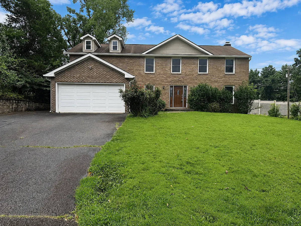 4 bed, 3.5 bath, 3900 sqft, $5,150 — Photo 1