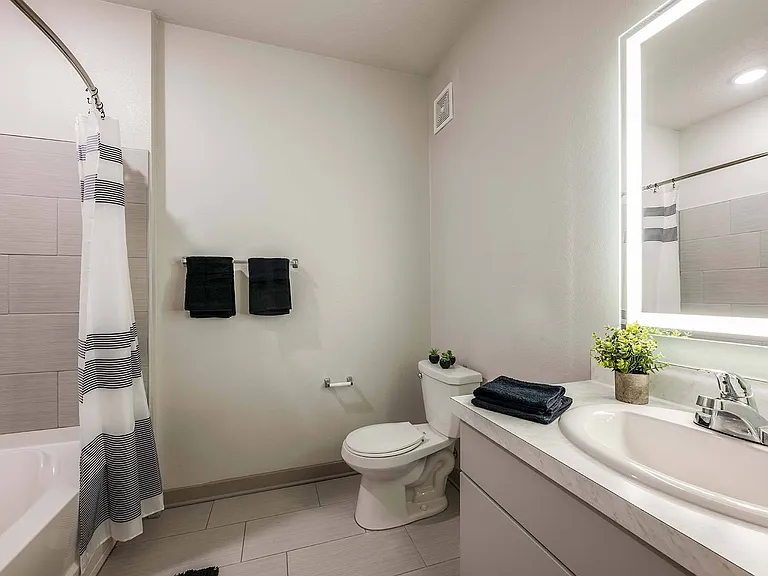 Madison Pointe Apartments — Photo 9