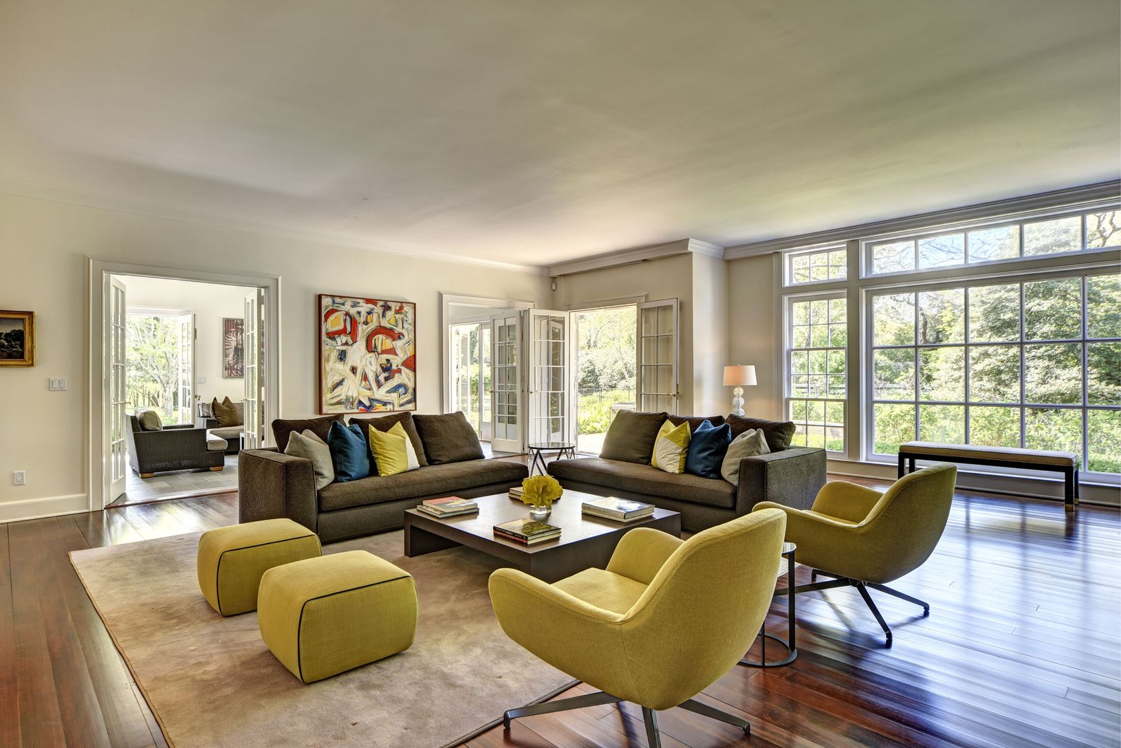  30 x 30 Living Room With 9.5 Ft Ceiling