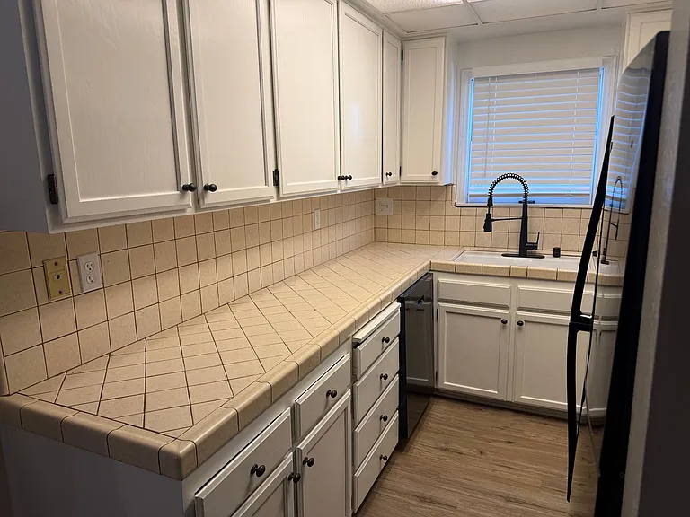 325 N Vermont Ave — Photo 7