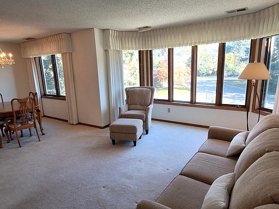 3rd image of 4035 Victoria St N APT 204