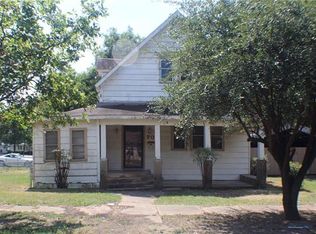 704 Hickory St, Honey Grove, TX 75446