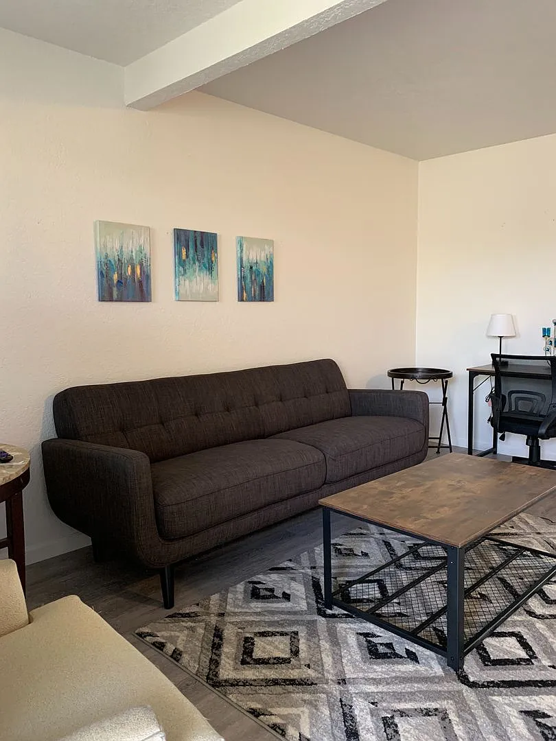 East 12th Townhomes and Apts — Photo 4