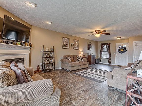 3rd image of 916 Brookwood Dr