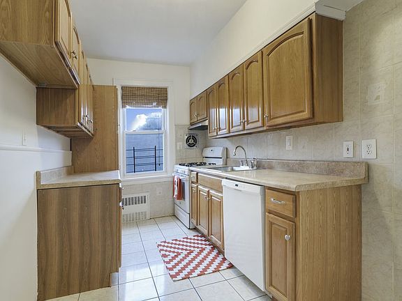 4th image of 2440 32nd St
