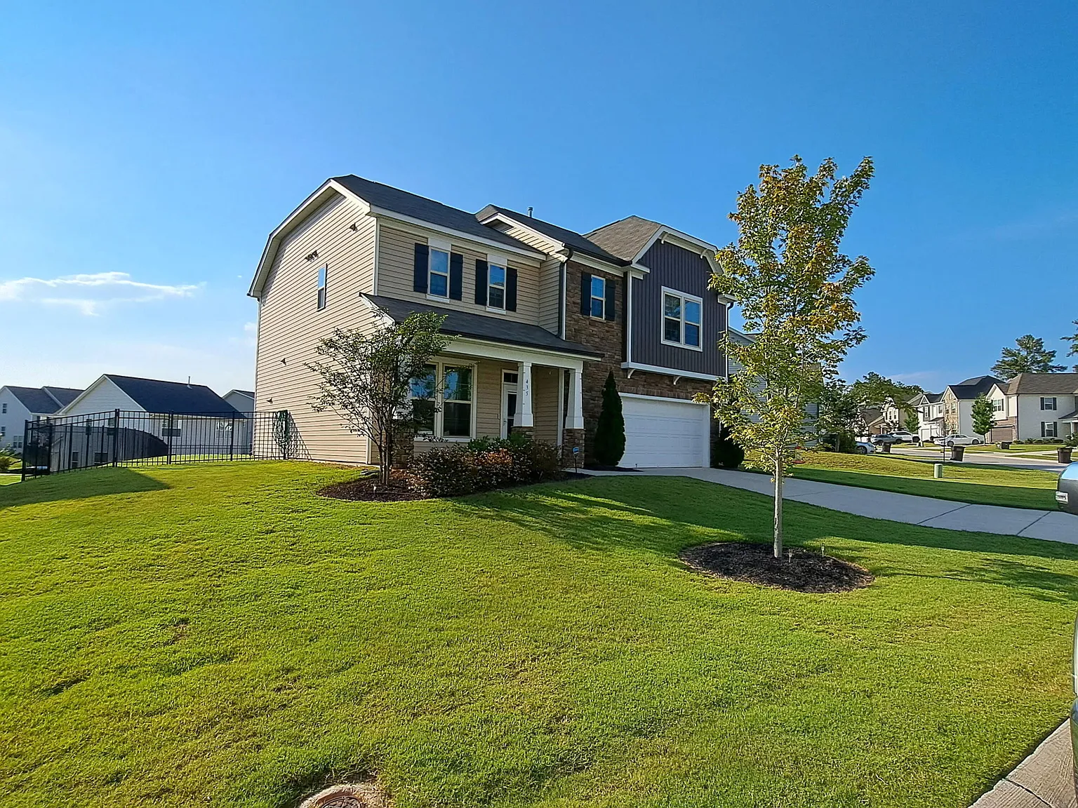 3 bed, 2.5 bath, 2300 sqft, $2,400 — Photo 2