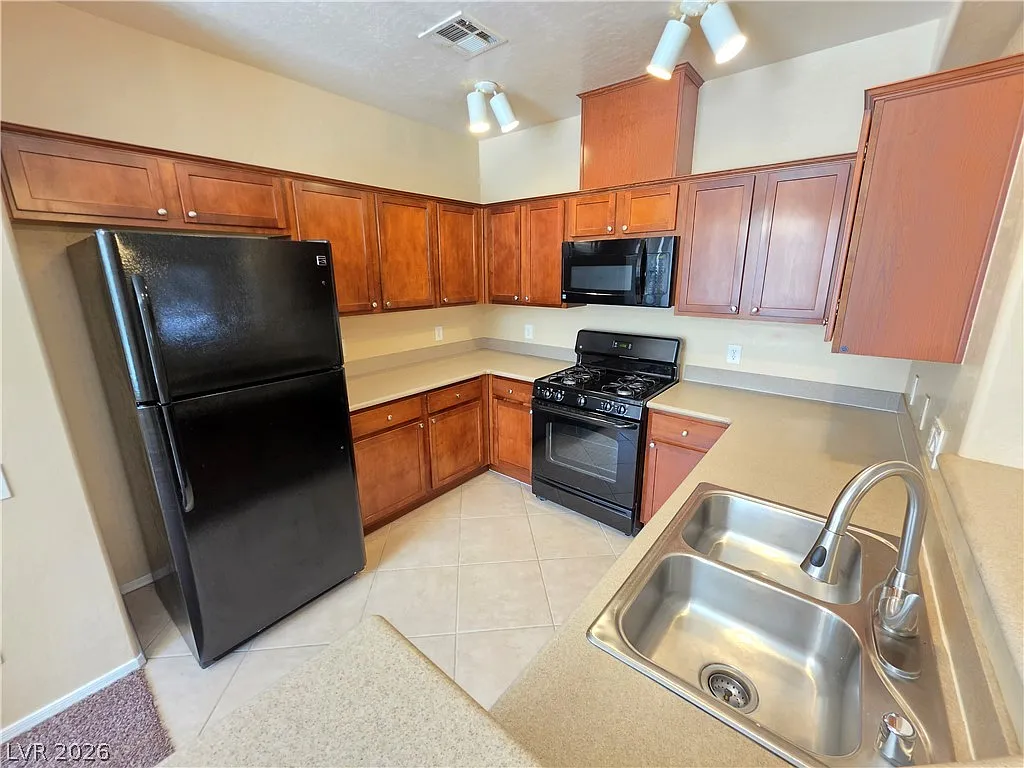 3 bed, 2.0 bath, 1255 sqft, $1,695 — Photo 3