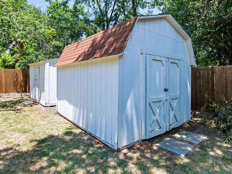 8005 Lazy Lane Rd — Photo 32