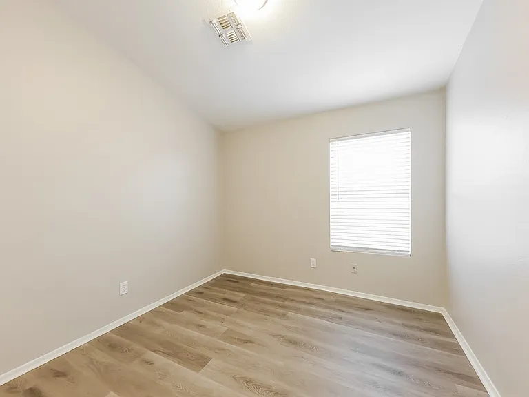 2709 N 122nd Ave — Photo 12