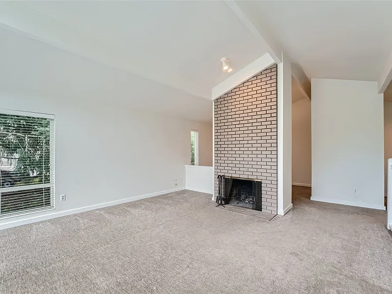 17308 NE 13th Pl — Photo 6