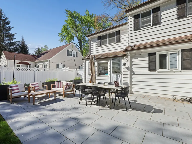 4 Lois Ave — Photo 27