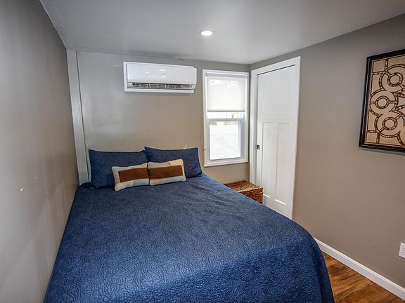 1st floor Queen bedroom