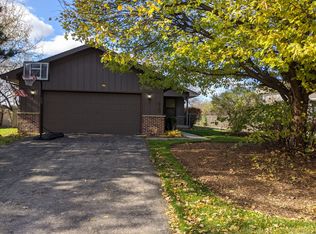 413 S Whispering Hills Dr, Naperville, IL 60540
