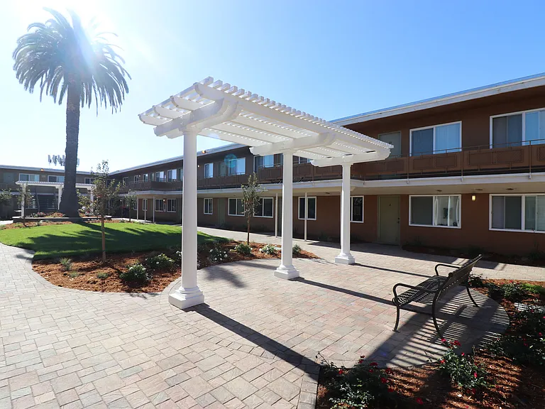 Coral Gardens Apartments — Photo 16
