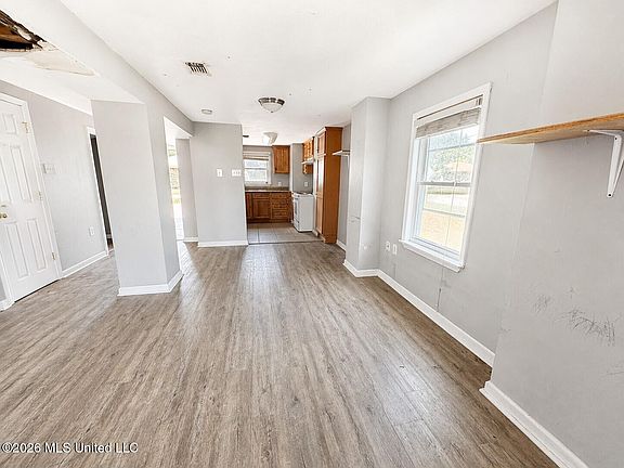 3rd image of 924 Washington St