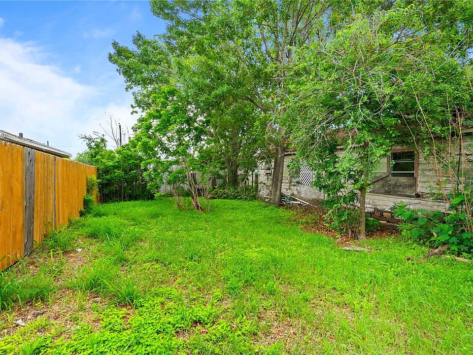 2nd image of 806 Elesa St