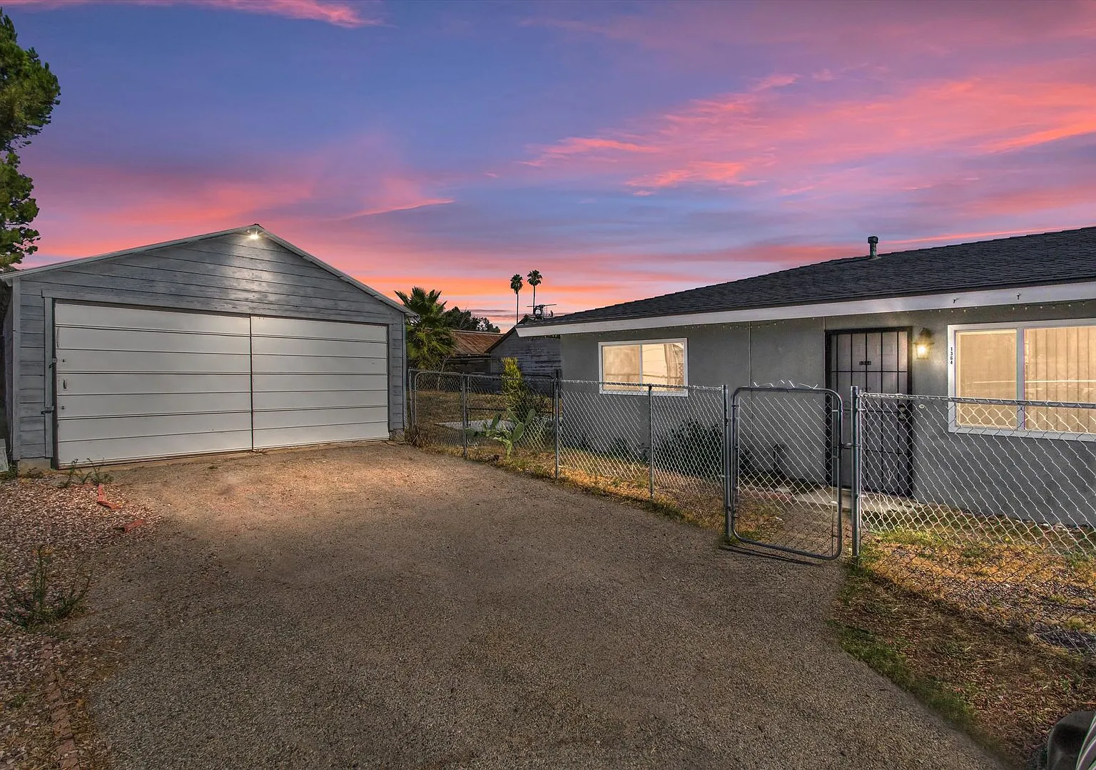 2 bedroom Duplex with Huge yard! — Photo 1