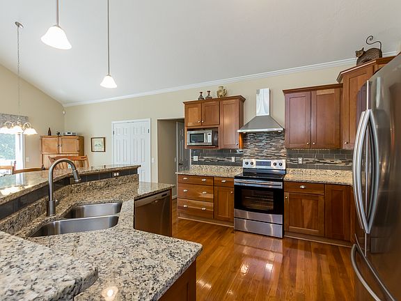 3rd image of 7615 Fairway Dr
