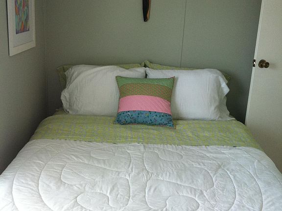 Master bedroom -queen bed